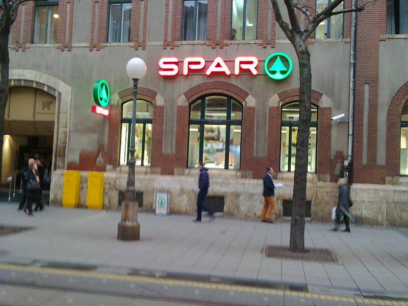 Sadašnjost - Devastiranje pročelja pošte u Jurišćievoj ulici reklamom trgovine Spar