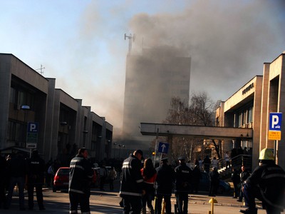 Tuzla: Gori zgrada Vlade TK, demonstranti prevrnuli jedan automobil