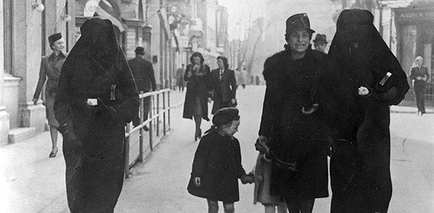 Zeineba Hardaga i Roza Kabiljo u ljeto 1941. godine šetaju centrom Sarajeva (pored hotela “Central”). Roza nosi žutu traku i zabranjeno joj je kretanje sarajevskim ulicama, ali njih dvije šetaju. Zeineba svojim zarom pokriva njenu ruku na kojoj je žuta traka, i koja se na fotografiji ne vidi.