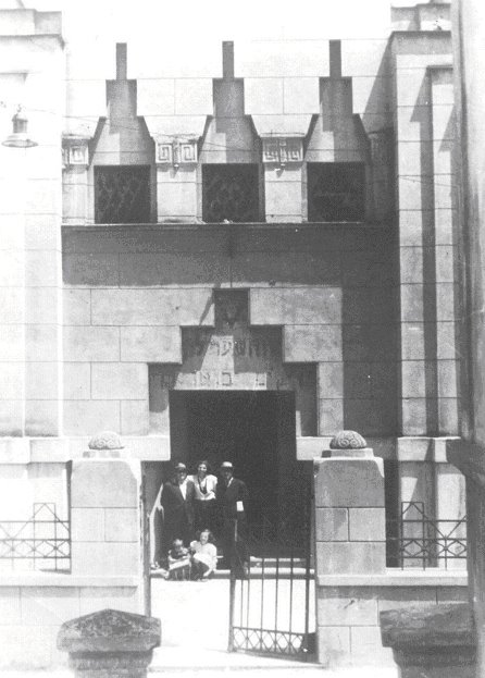 Pre odlaska u Izrael, porodica Mevorah se oprašta i od svoje svetinje, Sinagoge u Nišu 1948g.