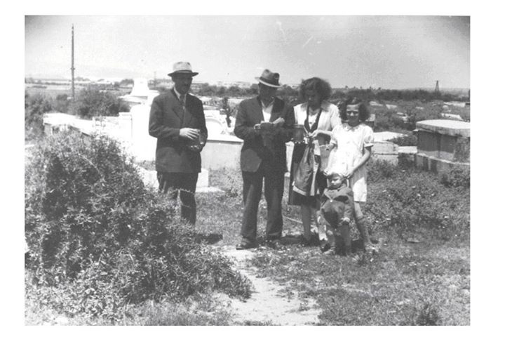 Oproštaj porodice Mevorah i čitanje Kadiša, Jevrejsko groblje Niš, 1948 godine.