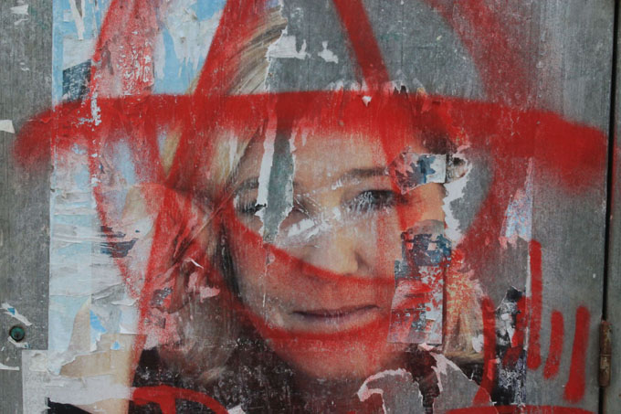 Anarhistički simbol nacrtan preko lika Marin Le Pen