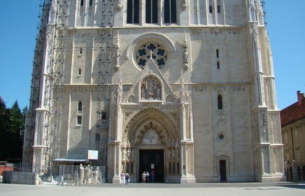 Okupljanje ispred katedrale u znak sjećanja na žrtve ratnog zločina u&nbsp;Ahmićima