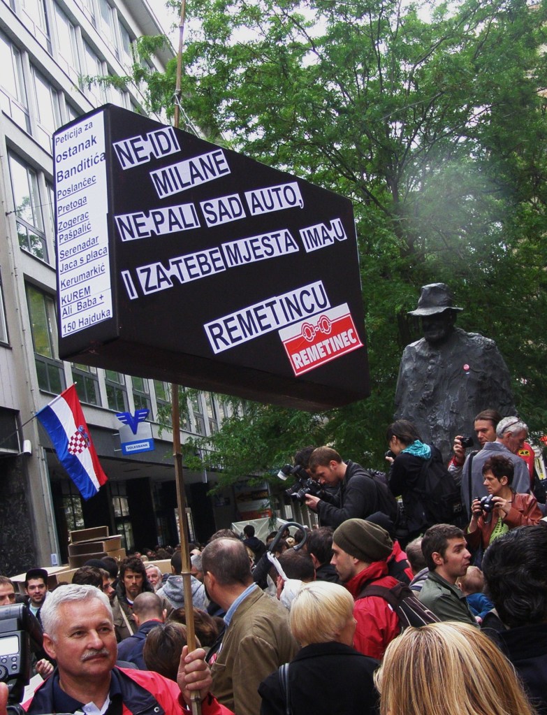 Kod spomenikj Tinu Ujeviću bile su istaknute poruke gradonačelniku Bandiću