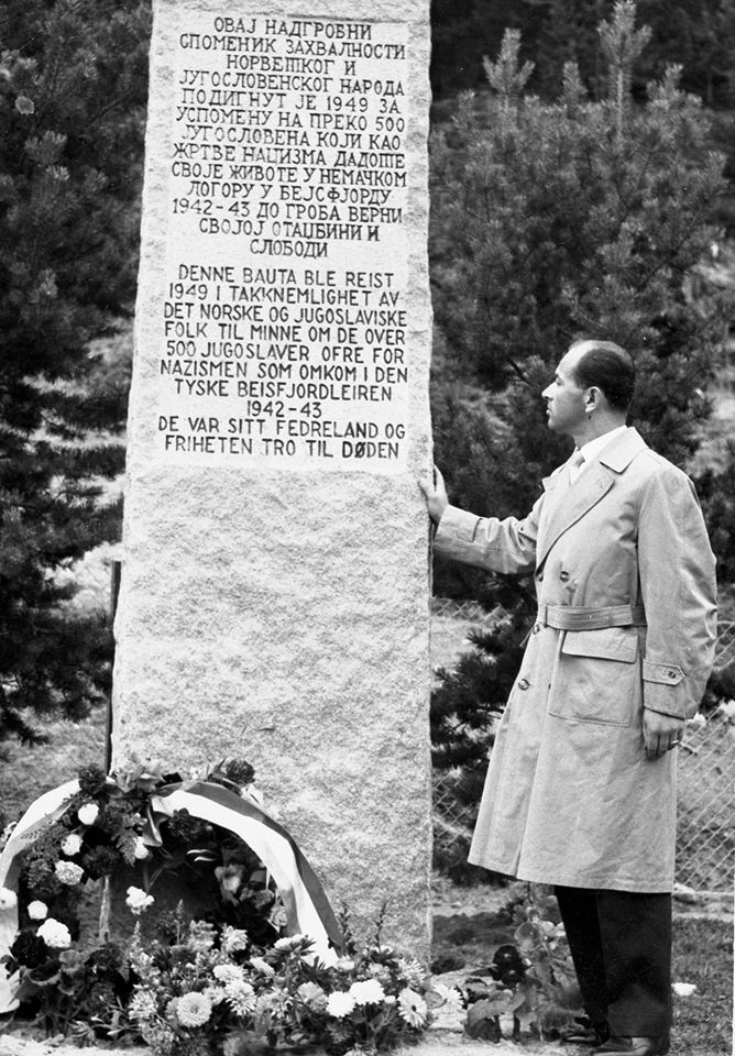 "Ovaj nadgrobni spomenik zahvalnosti norveškog i jugoslavenskog naroda podignut je 1949. za uspomenu na preko 500 Jugoslavena koji kao žrtve nacizma dadoše svoje živote u nemačkom logoru u Bejsfjordu 1942.-43. do groba verni svojoj otadžbini i slobodi."