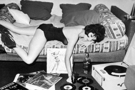 ISPOD TEŠKOG POKRIVAČA