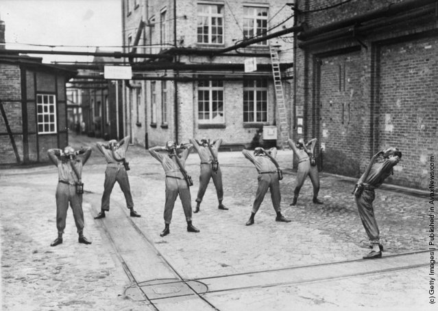 Old Pictures of People Wearing Gas Masks (2)