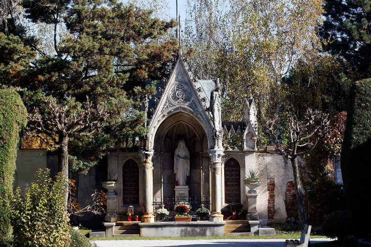Varazdin, 291010. Fotografije Varazdinskog groblja vezane uz prilog o blagdanu Svih Svetih. Na slici detalj s Varazdinskog groblja. Foto: Andrej Svoger / VT