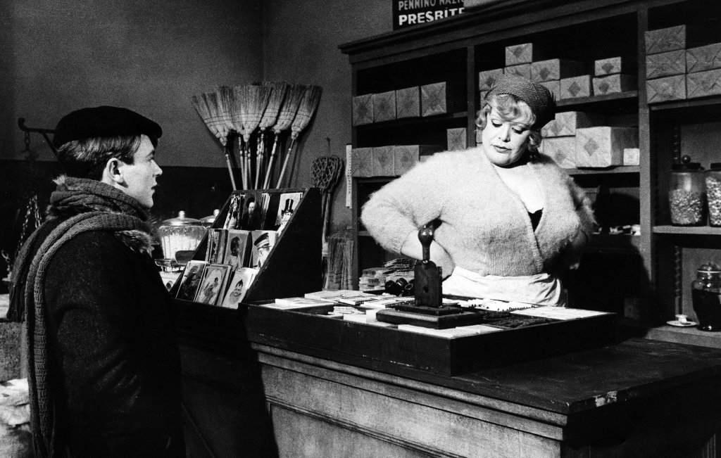 Slikovnost: Bruno Zanin and Maria Antonietta Beluzzi in Amarcord directed by Federico Fellini, 1973