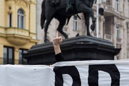 MLADOST ZAGREBA IZ RADNIČKE FRONTE PROTIV CRNOKOŠULJAŠA NA&nbsp;TRGU