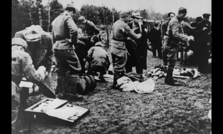 Ustaše pljačkaju pristigle logoraše u Jasenovcu