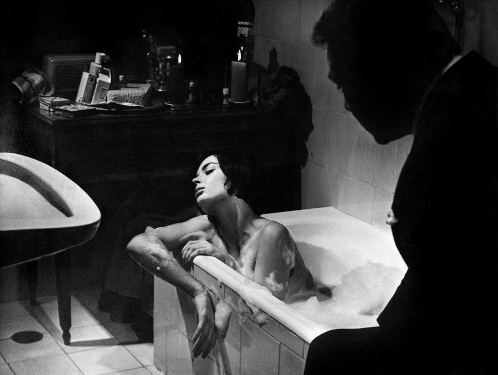 Prod DB © Cineriz - Francinex / DR 8 1/2 (HUIT ET DEMI / OTTO E MEZZO ) de Federico Fellini 1963 ITA avec Barbara Steele et Marcello Mastroianni baignoire, bain moussant, couple, salle de bain