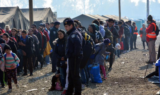 06.11.2015., Slavonski Brod - U zimski tranzitni centar za migrante u Slavonskom Brodu pristizu, ali i odlaze novi vlakovi uskladjenom dnevnom dinamikom prijema i otpremanja migranata, pa ih kroz kamp dnevno prodje oko 5 tisuca novih. Photo: Ivica Galovic/ PIXSELL