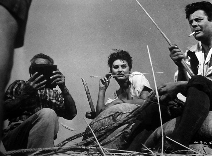 sophia-loren-marcello-mastroianni-between-scenes-of-bella-mugnaia