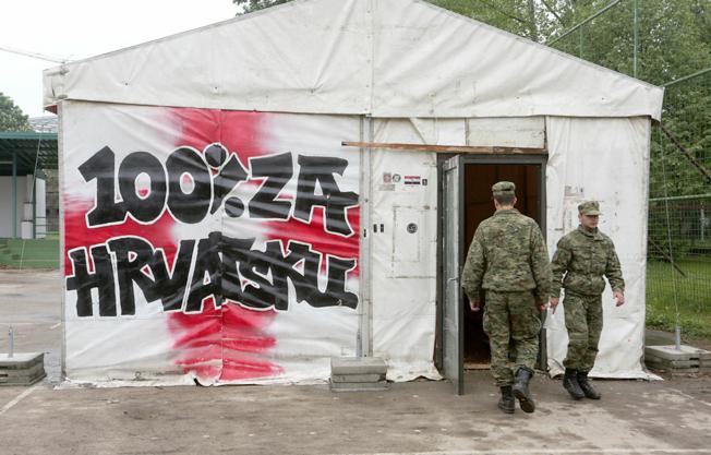 29.04.2016., Vukovar - Unatoc protivljenju zapovjednika obrane Vukovara te vecine vukovarskih branitelja sator iz Savske 66 dovezen je u vukovarsku vojarnu gdje su ga u dvoristu sastavili pripadnici HV-a. Photo: Marko Mrkonjic/PIXSELL ------ 2 stupca color novosit