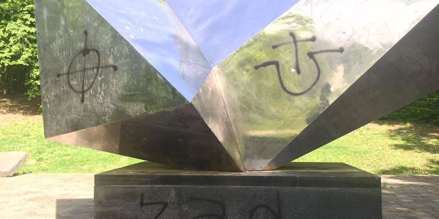 Središnji spomenik žrtvama fašizma na Dotrščini ispisan ustaškim simbolima