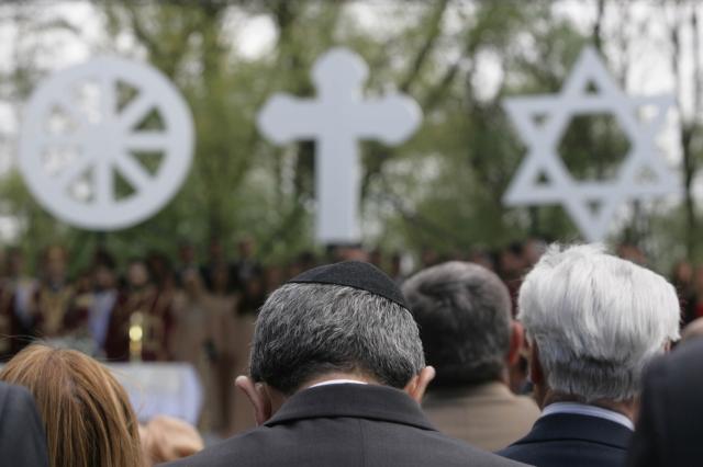 Donja Gradina, 19. aprila 2015 - Zvanice tokom ceremonije na spomen-obelezju u Donjoj Gradini. Polaganjem venaca na spomen obelezje u Memorijalnom centru Donja Gradina u Republici Srpskoj, pocela je ceremonija obelezavanja Dana secanja na zrtve genocida u koncentracionom logoru Jasenovac. FOTO TANJUG / MILOS JELESIJEVIC / tj