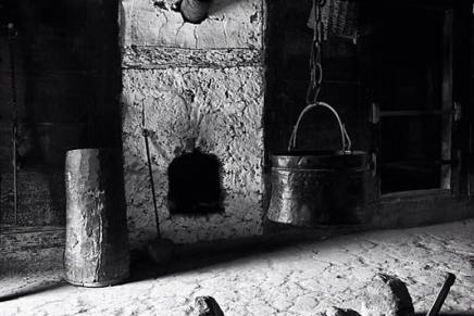 MILOŠ VASIĆ: VADITI NOŽ NA MRTVO&nbsp;KUČE