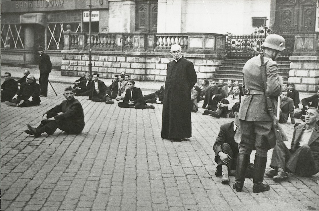 Bydgoszcz, October 1939. Polish priests and civilians are hostages in Bydgoszcz.