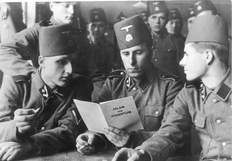 Slikovnost: Soldiers of the 13th SS Division with a brochure about "Islam and Judaism", 1943.