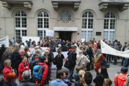 DAN SLOBODE MEDIJA U BORBENOM TONU: NOVINARI POZVALI NA OSTAVKU HASANBEGOVIĆA, GRABAR KITAROVIĆ&nbsp;IZVIŽDANA