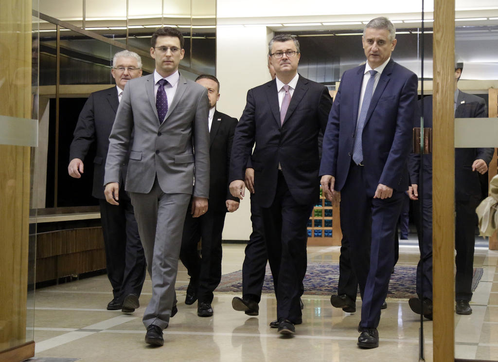 Zagreb, 23.12.2015 - Peti krug konzultacija predsjednice Republike s parlamentarnim strankama i zastupnicima izabranima u Hrvatski sabor. Na slici èelnici Domoljubne koalicije Tomislav Karamarko i Mosta Boo Petrov i njihov kandidat za premijera Tihomir Orekoviæ. foto HINA/ Denis CERIÆ/dc