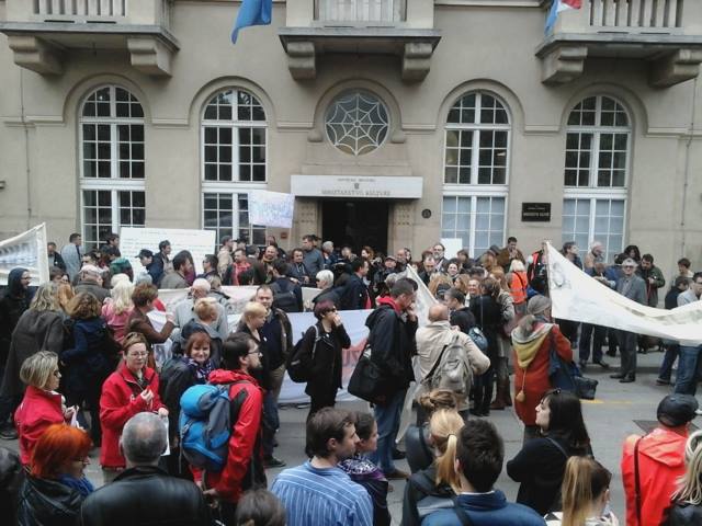Slikovnost: Protest ispred ministarstva kulture