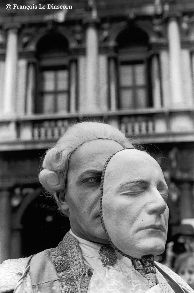 / Italie : carnaval de Venise. Casanova avec masque mortuaire