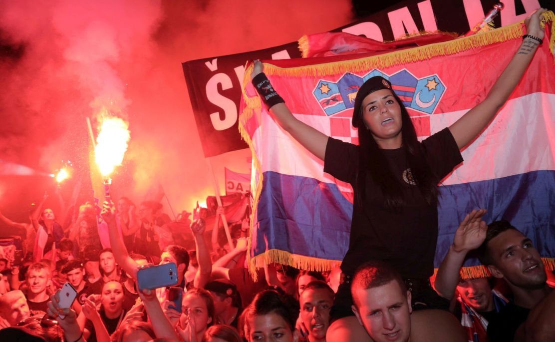 Knin, 5.8.2015. - Nekoliko desetaka tisuæa ljudi okupilo se u srijedu naveèer u Kninu, gdje se u sklopu obiljeavanja 20. obljetnice operacije "Oluja" i Dana pobjede na nogometnom stadionu NK Dinara odrava koncert Marka Perkoviæa Thompsona, èiji je poèetak popraæen brojnim zapaljenim bakljama i uzvicima "za dom spremni". foto HINA / Tomislav PAVLEK / mm