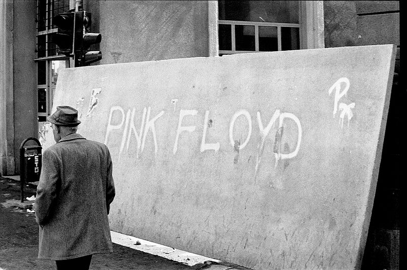 800px-Sarajevo_Siege_Mehmed_Fehimovic_PinkFloyd