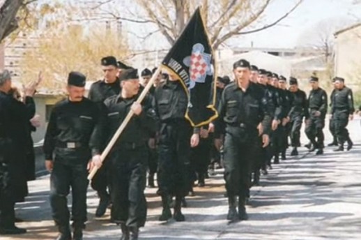 Veterani IX bojne HOS-a marsiraju i pjevaju ustaske pjesme u Kninu