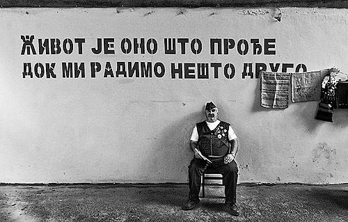 1-a-danilo-danilo-peternek-zivot-scena-na-ulazu-u-kafanu-korcagn-u-beogradu