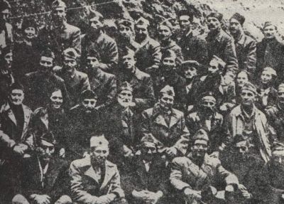 Vijećnici II zasjedanja AVNOJ-a - grupna fotografija s Titom