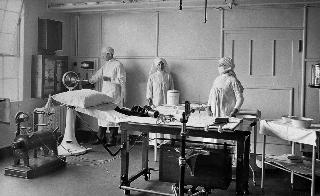 L0024172 King George Hospital, ward {c. 1915-1918} Credit: Wellcome Library, London. Wellcome Images images@wellcome.ac.uk http://wellcomeimages.org Postcard photographs of the rooms and wards of the King George Hospital for wounded soldiers, Stamford Street, London circa 1915 - 1918 First World War photographs of military hospitals. Published: - Copyrighted work available under Creative Commons Attribution only licence CC BY 4.0 http://creativecommons.org/licenses/by/4.0/