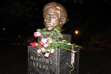 NAKON USTAŠKOG NAPADA NA SPOMENIKE NOB-A NAROD UZVRATIO&nbsp;CVIJEĆEM