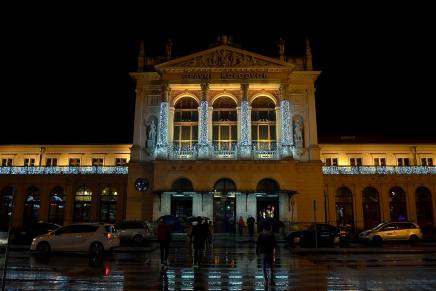 ON I JA, KASNI ZAGRLJAJ NA&nbsp;KOLODVORU