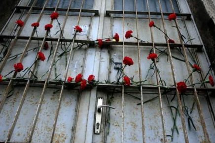 75 karanfila za žrtve holokausta na Trgu žrtava&nbsp;fašizma