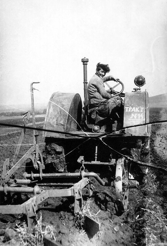 stalin-and-tractor-05