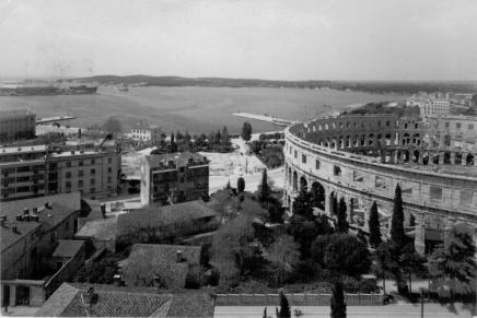 Božica Jelušić: PULSKA SIESTA,&nbsp;JESENSKA