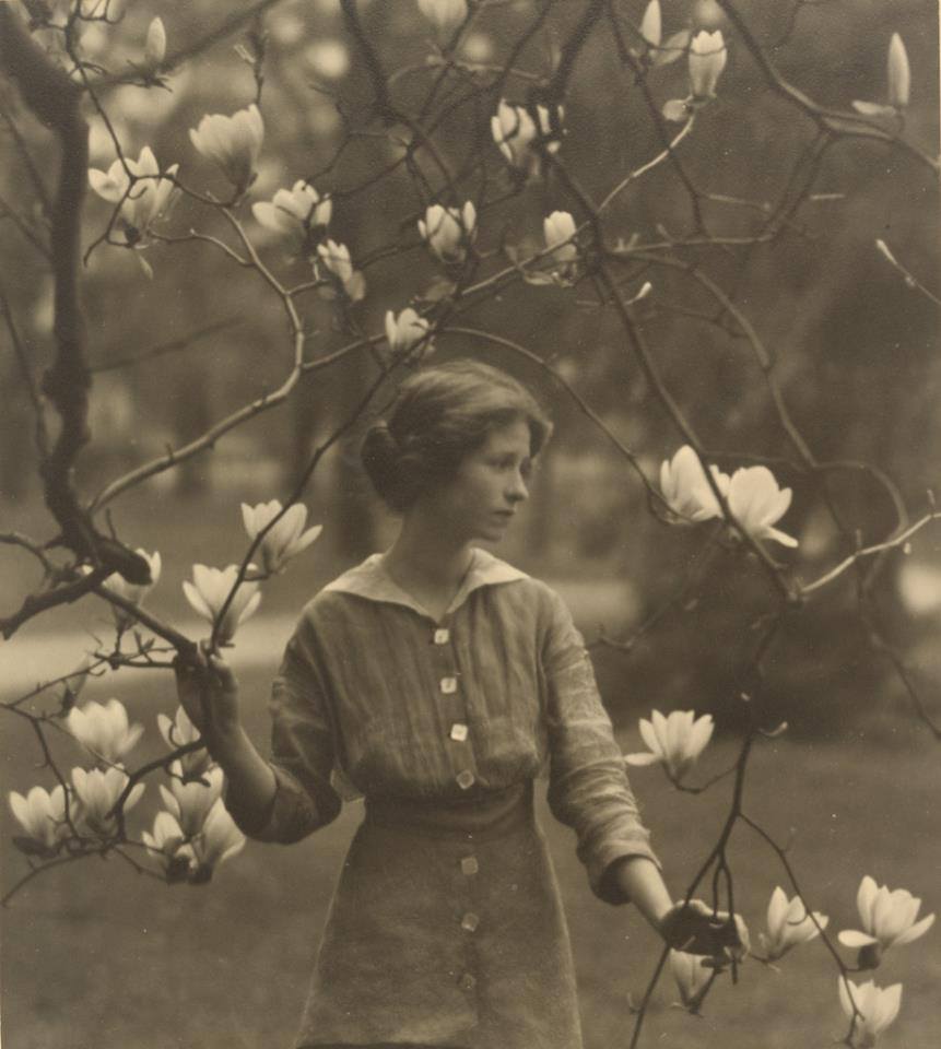Arnold Genthe - Edna St. Vincent Millay, 1917