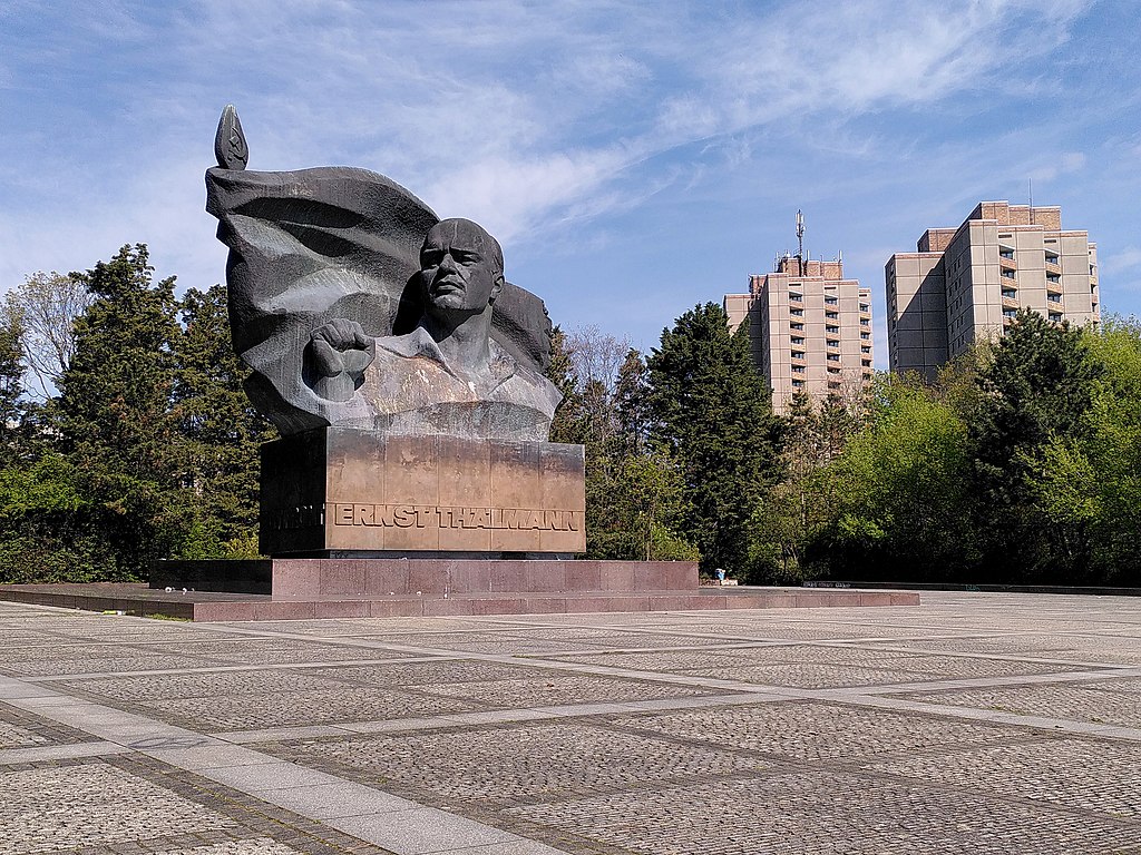 Ernst_Thälmann_Denkmal_2021_ohne_Graffiti_2