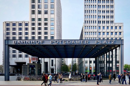 ANNA GIEN: MORAM OTIĆI, OTIĆI DALEKO OD&nbsp;BERLINA