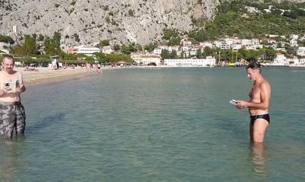 DADAnti performans: Pozdrav ljetu  – Pjesnički dvoboj Barba vs Željko, plaža Punta, Omiš, 01 10&nbsp;2023.