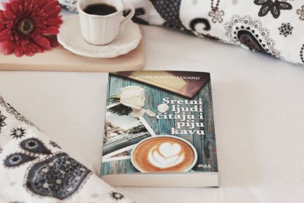 „SRETNI LJUDI ČITAJU I PIJU&nbsp;KAVU“