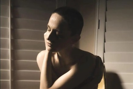 Božica Jelušić: LJEPOTICA NA TERASI Božica Jelušić: LJEPOTICA NA TERASI