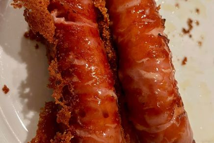 Alan Meniga: KÄSEKRAINER, kobasa s međunarodnim&nbsp;konfliktom