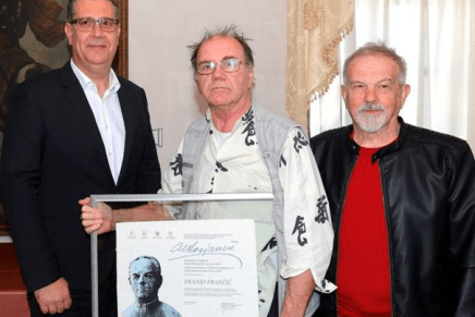 Kocjančičevo priznanje z nagrado v roke Franju&nbsp;Frančiču